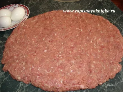 Запечена м'ясний рулет