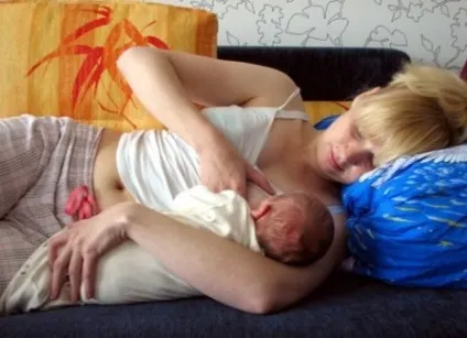 Чи можна годувати новонародженого лежачи на боці, новонароджена дитина (новонародженого) Чи можна годувати новонародженого лежачи на боці, новонароджена дитина