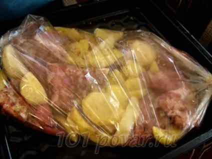 М'ясо з картоплею, запечене в рукаві, 101 кухар (м'ясо) М'ясо з картоплею, запечене в рукаві, 101 кухар