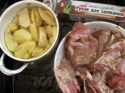 М'ясо з картоплею, запечене в рукаві, 101 кухар (м'ясо) М'ясо з картоплею, запечене в рукаві, 101 кухар
