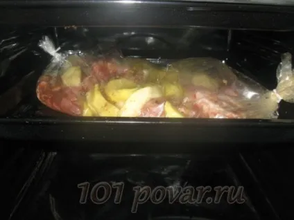 М'ясо з картоплею, запечене в рукаві, 101 кухар (м'ясо) М'ясо з картоплею, запечене в рукаві, 101 кухар