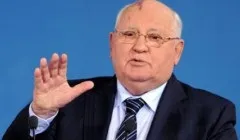 Назва якого м'ясної страви в перекладі на українську означає просто «смажена яловичина»