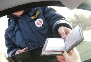Чи зобов'язаний працівник поліції пред'являти посвідчення (пред'являти) Чи зобов'язаний працівник поліції пред'являти посвідчення