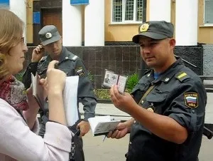 Чи зобов'язаний працівник поліції пред'являти посвідчення (співробітник) Чи зобов'язаний працівник поліції пред'являти посвідчення