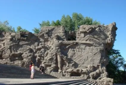 Пам'ятник-ансамбль героям Сталінградської битви (Військове меморіальне кладовище) Пам'ятник-ансамбль героям Сталінградської битви
