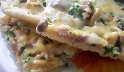 Піца з куркою, грибами