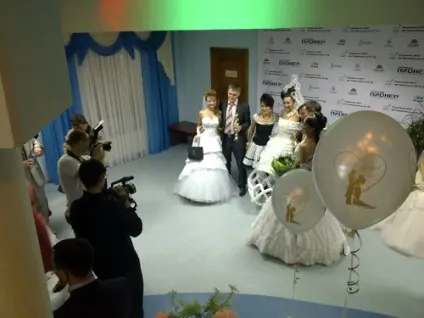 Сукня з повітряних кульок місцевого пошиття (кульок) Сукня з повітряних кульок місцевого пошиття