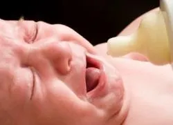 Чому дитина погано їсть суміш