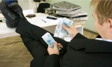 Уряд відмовився знижувати зарплати чиновникам (чиновники) Уряд відмовився знижувати зарплати чиновникам