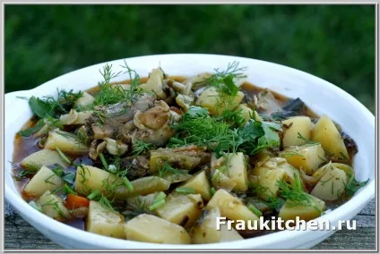 Пряна курка тушкована з перцем і картоплею (тушкована) Пряна курка тушкована з перцем і картоплею