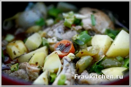 Пряна курка тушкована з перцем і картоплею (перцем) Пряна курка тушкована з перцем і картоплею
