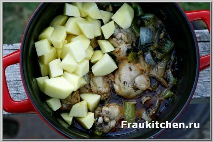 Пряна курка тушкована з перцем і картоплею (курка) Пряна курка тушкована з перцем і картоплею