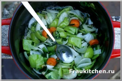 Пряна курка тушкована з перцем і картоплею (курка тушкована перцем) Пряна курка тушкована з перцем і картоплею