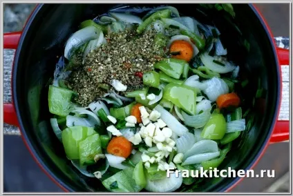 Пряна курка тушкована з перцем і картоплею (картоплею) Пряна курка тушкована з перцем і картоплею