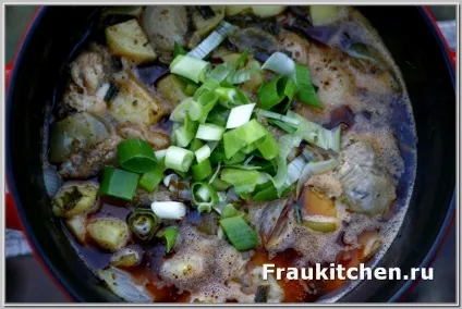 Пряна курка тушкована з перцем і картоплею (перцем) Пряна курка тушкована з перцем і картоплею