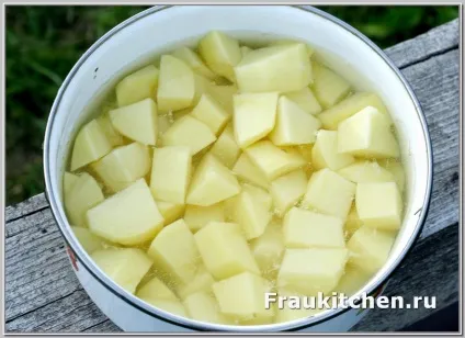 Пряна курка тушкована з перцем і картоплею (тушкована) Пряна курка тушкована з перцем і картоплею