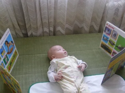 Рекомендації, ніж займатися з дитиною в 2 місяці для розвитку (розвитку) Рекомендації, ніж займатися з дитиною в 2 місяці для розвитку