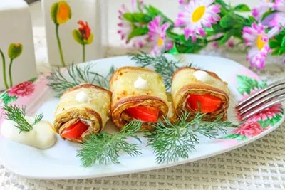 Рецепт рулетиків з кабачків з томатами і куркою