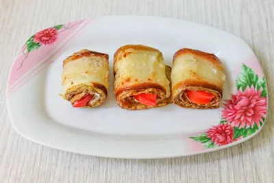 Рецепт рулетиків з кабачків з томатами і куркою