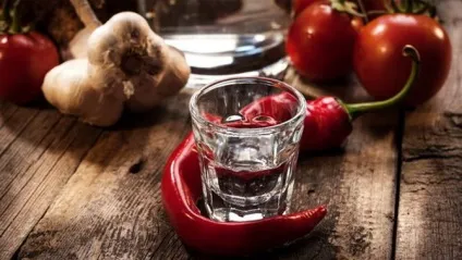 Рецепти домашньої перцівки з медом на самогоні (горілці, спирті)