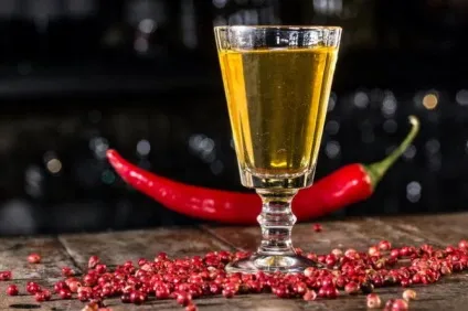 Рецепти домашньої перцівки з медом на самогоні (горілці, спирті)