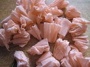 Троянди з гофрованого паперу для листівки з любов'ю (гофрованої) Троянди з гофрованого паперу для листівки з любов'ю