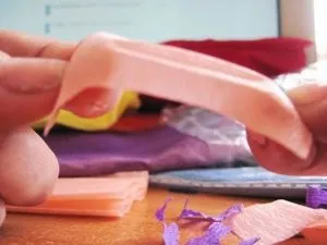 Троянди з гофрованого паперу для листівки з любов'ю (хенд-мейд) Троянди з гофрованого паперу для листівки з любов'ю