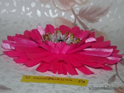 Рожева гербера в техніці канзаші (клеїмо другий пелюсток) Рожева гербера в техніці канзаші