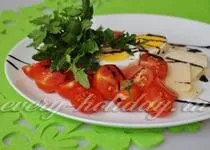 Салат з руколою, помідорами чері та моцарелою (моцарелою) Салат з руколою, помідорами чері та моцарелою