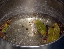 Салака маринована пряного посолу домашнього приготування