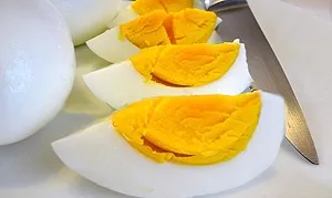 Салат з курячої грудки з солоним огірком і картоплею