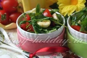 Салат з руколою, помідорами чері та моцарелою (оцет) Салат з руколою, помідорами чері та моцарелою