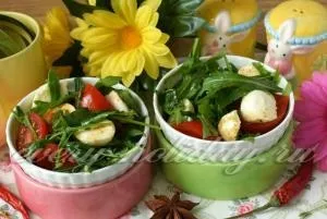 Салат з руколою, помідорами чері та моцарелою (масло) Салат з руколою, помідорами чері та моцарелою
