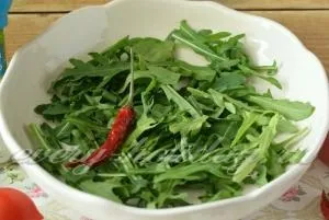 Салат з руколою, помідорами чері та моцарелою (руколою) Салат з руколою, помідорами чері та моцарелою