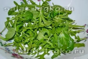 Салат з моцарелою, руколою і помідорами (помідорами) Салат з моцарелою, руколою і помідорами