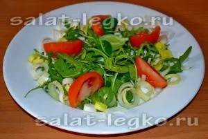 Салат з моцарелою, руколою і помідорами (руколою) Салат з моцарелою, руколою і помідорами
