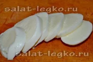 Салат з моцарелою, руколою і помідорами (помідорами) Салат з моцарелою, руколою і помідорами