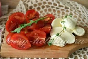 Салат з руколою, помідорами чері та моцарелою (помідор) Салат з руколою, помідорами чері та моцарелою