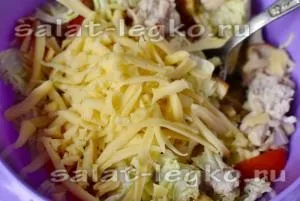 Салат з куркою, печерицями та помідорами (сир) Салат з куркою, печерицями та помідорами