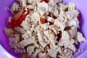 Салат з куркою, печерицями та помідорами (волоські горіхи) Салат з куркою, печерицями та помідорами