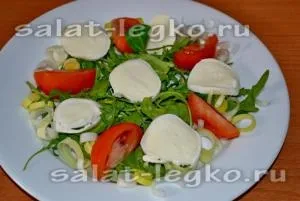 Салат з моцарелою, руколою і помідорами (моцарелою) Салат з моцарелою, руколою і помідорами