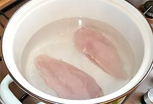 Салат з курячої грудки з солоним огірком і картоплею