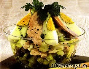 Салат з курячої грудки з солоним огірком і картоплею