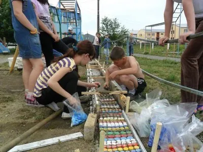 Садова доріжка з пластикових пляшок своїми руками (кольорових деталей потрібно) Садова доріжка з пластикових пляшок своїми руками