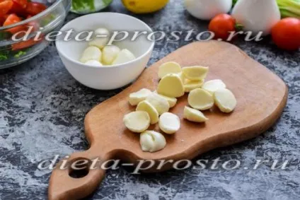 Салат з руколи з помідорами і моцарелою (перець) Салат з руколи з помідорами і моцарелою