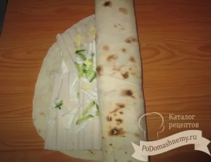 Рулет з лаваша з сиром, крабовими паличками і огірком