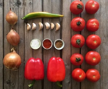 Шакшука ізраїльський рецепт, ізраїльський щоденник (перемішуючи протягом хвилини) Шакшука ізраїльський рецепт, ізраїльський щоденник