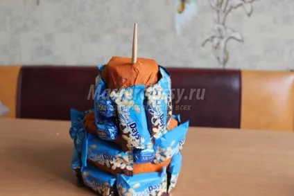 Солодка композиція з цукерок