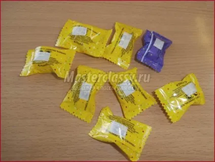 Солодка листівка з цукерок до 8 березня (листівка з цукерок до 8 березня) Солодка листівка з цукерок до 8 березня