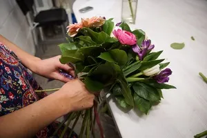 Поради початківцям про флористики майстер-клас з покроковим описом, збірка букета з живих квітів (флористика починати кроків збірка букет оформлення живу квітку майстер клас складання відео покроково техніка урок упаковка) Поради початківцям про флористики майстер-клас з покроковим описом, збірка букета з живих квітів